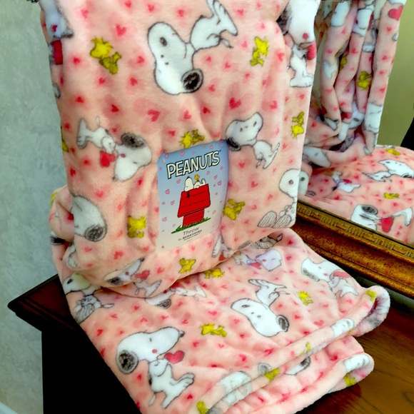 New Snoopy Peanuts Throw.  By Berkshire Blanket & Home Co.  Size 60” x 70”. - Picture 7 of 8